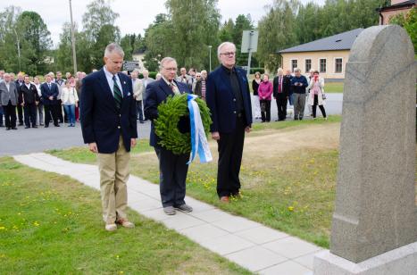 Klikkaa suuremmaksi Puolustusvoimien operaatiopäällikkö kenraalimajuri Pasi Välimäki, Jääkäripataljoona 27:n paikallisyhdistyksen puheenjohtaja Juhani Passi ja Lentosotakoulun perinneyhdistyksen puheenjohtaja Olli Nieminen laskivat seppeleen perinneaukion muistomerkille. Kuva: Irma Nieminen