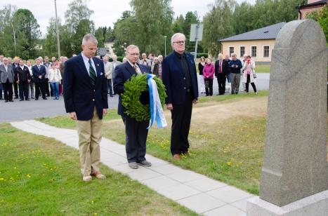 Puolustusvoimien operaatiopäällikkö kenraalimajuri Pasi Välimäki, Jääkäripataljoona 27:n paikallisyhdistyksen puheenjohtaja Juhani Passi ja Lentosotakoulun perinneyhdistyksen puheenjohtaja Olli Nieminen laskivat seppeleen perinneaukion muistomerkille. Kuva: Irma Nieminen