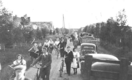 Klikkaa suuremmaksi Lentopäivistä kehittyi Lentäjien juhannusjuhlat. Kuva ensimmäisistä juhannusjuhlista vuodelta 1945. Kuva: Olli Niemisen arkistosta