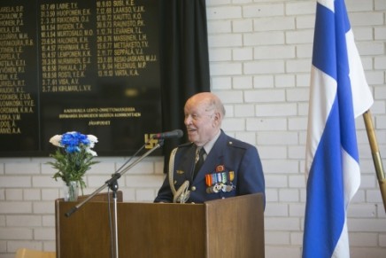 Kenraaliluutnatti evp Rauno Meriö toi juhlaan tervehdyksensä muistellen omaa palvelusaikaansa Kauhavalla. Kauhavalla hän palveli kahteen otteeseen, palvellen ensin vuosina 1959-60 lennonopettajana ja myöhemmin Ilmasotakoulun johtajana vuosina 1972-1973. Ilmavoimien komentajana Meriö toimi vuosina 1975-1987. Kuva: Lentosotakoulun Perinneyhdistys.