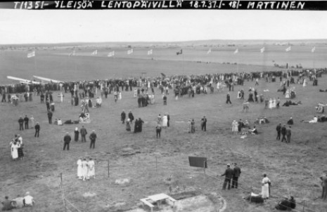 Klikkaa suuremmaksi Yleisöä vuoden 1937 Lentopäivillä. Kuva: Suomen Ilmavoimamuseo