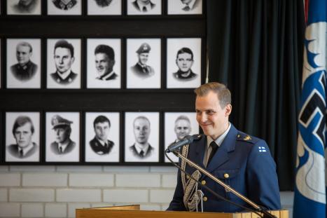 Klikkaa suuremmaksi Ilmasotakoulun johtajan tervehdyksen juhlaan toi operaatiopäällikkö majuri Ansamaa.