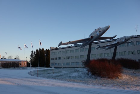 Lentosotakoulun perinneaukion muistomerkkinä kohoavat kaksi Fouga Magister -konetta ovat ensimmäinen (FM‐21) ja viimeinen (FM‐82) Suomessa valmistetuista Fouga CM 170 Magister -suihkuharjoituskoneista. Kuva: Olli Nieminen.