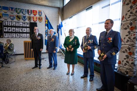 Klikkaa suuremmaksi Perinneyhdistyksen juhlan yhteydessä luovutettiin Pro Patria et Traditione -plaketit eversti Hannes Bjurströmille, juhlapuheen pitäjälle everstiluutnantti Juhani Hipelille ja Lentosotakoulun Sotilaskotiyhdistykselle, jota edusti yhdistyksen puheenjohtaja Marja-Liisa Plukka.