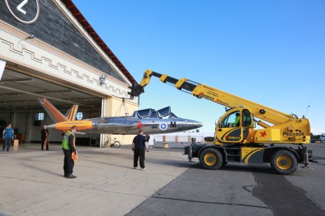 Klikkaa suuremmaksi Viimeistä Suomessa valmistettua Fouga CM 170 Magister -suihkuharjoituskonetta FM‐82 siirretään ulos lentokonehallista elokuussa 2020. Kuva: Perinneyhdistyksen kokoelmat.