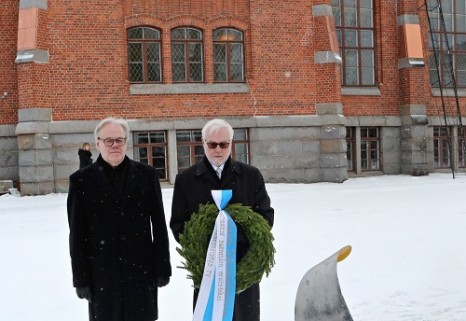 Klikkaa suuremmaksi Olli Nieminen ja Carl-Gustav Karling laskivat seppeleen lento-onnettomuukisissa surmansa saaneiden muistomerkille.