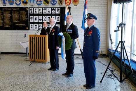 Everstiluutnantti Veli-Matti Heinijoki lähetti seppelepartion matkaan. Seppelpartiossa toimivat Carl-Gustav Karling, Antti Isosalo ja Juha Paukku. Kuva: FotoNeiti.