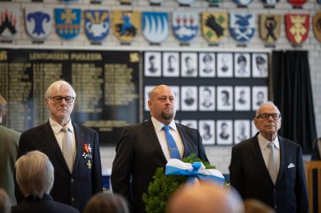 Klikkaa suuremmaksi Seppelpartiossa toimivat everstiluutnantti Carl-Gustav Karling (vas.), reservin ylikersantti Lasse Rajamäki ja filosofian tohtori Seppo Lemponen.