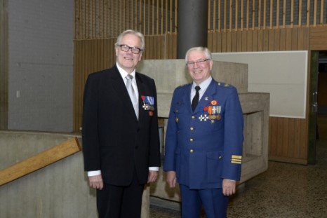 Klikkaa suuremmaksi Puheenjohtaja Olli Nieminen, vas., ja 1. varapuheenjohtaja Martti Rajanemi ottavat jälleen vieraita vastaan. Kuva: Foto-Neiti