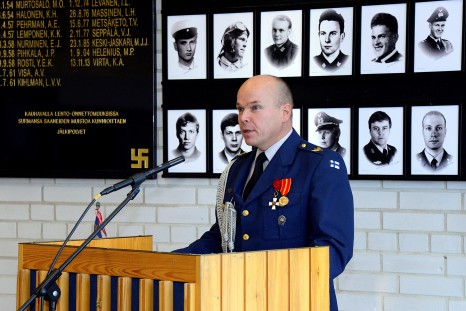 Klikkaa suuremmaksi Ilmasotakoulun johtaja Eversti Vesa Mäntylä puhui perinnepäivän juhlassa. Kuva: FotoNeiti.