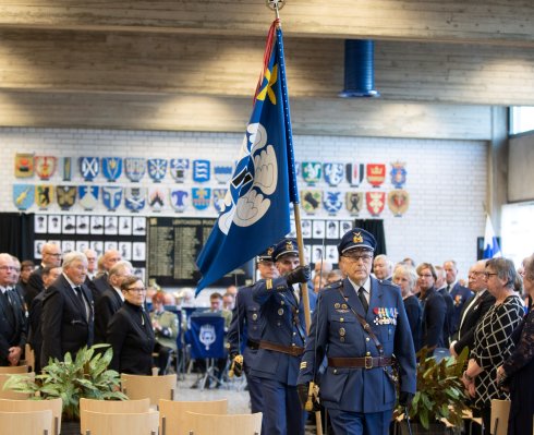 Vuoden 2019 perinnepäivän juhlaa kunnioitti läsnäolollaan myös alkuperäinen Lentosotakoulun kantolippu, joka oli saatu lainaksi Tikkakoskelta.