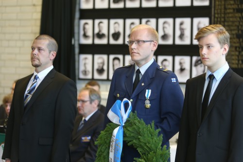 Lakkauteun Kauhavan Lentosotakoulun ruokalan päätyseinällä olleet marmoritaulut, joihin oli kaiverrettu jokaisen Kauhavalla lento-onnettomuudessa surmansa saaneen nimi, vietiin varuskunnan mukana Tikkakoskelle. Lentosotakoulun Perinneyhdistyksen varapuheenjohtajan Martti Rajaniemen aloitteesta tauluje tilalle hankittiin LSK Business Park Oy:n kustantamana uudet vastaavanlaiset kunniataulut. Perinnepäivän juhlien alussa kunnioitetaan Kauhavalla lentoaseen puolesta kaatuneita. Kuvassa vuoden 2017 seppelpartio. Seppeleen kantajana toimi Kauhavan Reserviläisten puheenjohtaja, reservin vääpeli Antti Isosalo, airuina olivat Jussi Seppälä ja Miro Keski-Jaskari. Jussin isän ja Miron isoisän kuvat ovat taustalla olevassa kunniakuvastossa. Tuossa hetkessä konkretisoituivat koskettavasti Sillanpään marssilaulun sanat Kumpujen kätköstä mullasta maan isät katsovat poikiaan. Kuva: Jarmo Vainionpää.